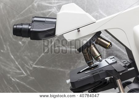 Microscopio nel laboratorio di Bio