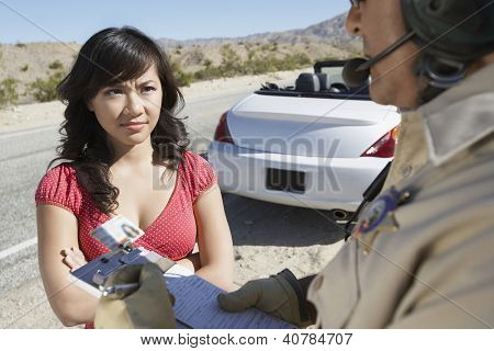 Žena přijímá Speeding Ticket