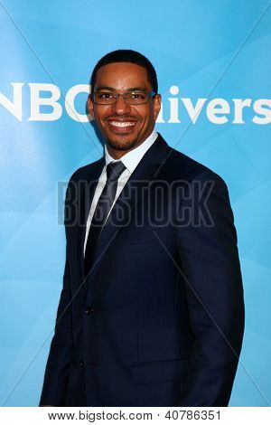 LOS ANGELES - JAN 6: Laz Alonso uczęszcza NBCUniversal 2013 TCA Winter Press Tour w Langham Hunt