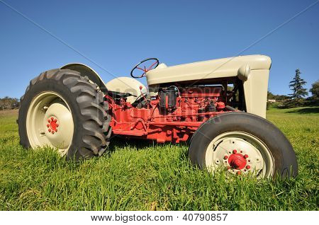 Gamle Farm traktor på en græs område