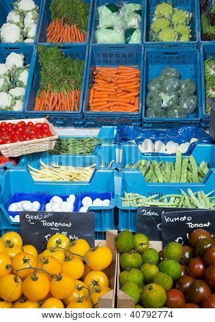 Kasvis näyttö vihanneskauppias Shop Euroopassa hintalaput euroina ei tuotemerkit
