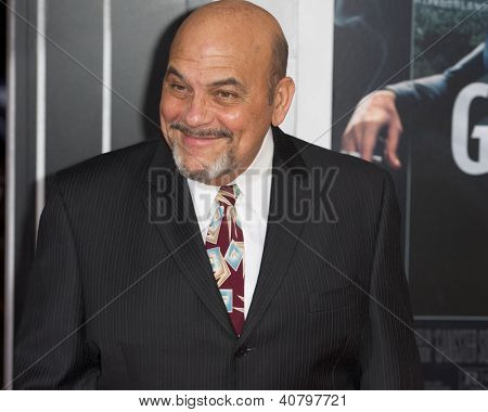 LOS ANGELES, CA - januar 7: Jon Polito ankommer til premieren på Gangster Squad på Grauman's Chine