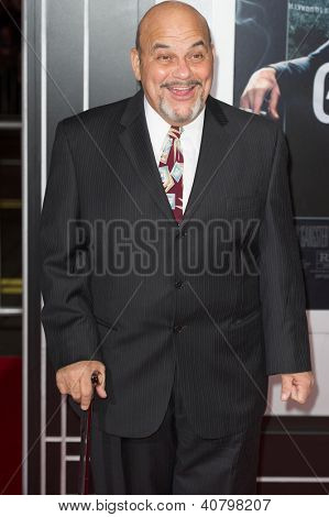 LOS ANGELES, CA - januar 7: Jon Polito ankommer til premieren på Gangster Squad på Grauman's Chine