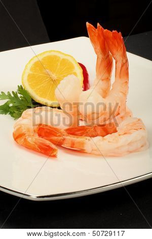 Fresh shrimp with lime .