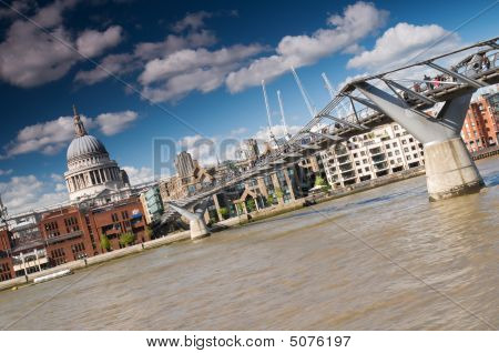 São Paulo a Catedral e a ponte do Milênio
