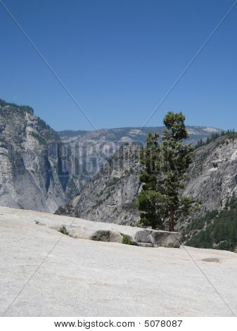útesy z cesty Panorama v Yosemite