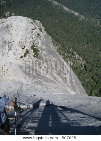 Sestupuje na Half Dome kabely