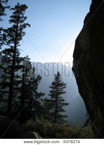 Borový les z Mist Trail v Yosemite
