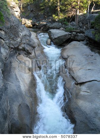 Slunce zapadá na Mist Trail v Yosemite