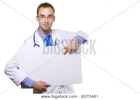 Médico y tablero en blanco