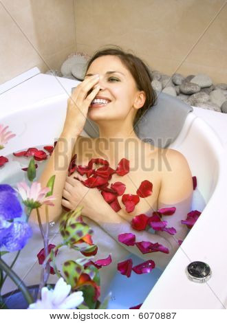 ผู้หญิงมีความสุขในการอาบน้ำกุหลาบ