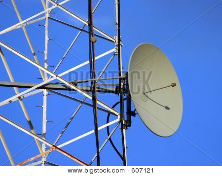 Antenne parabolique sur tour