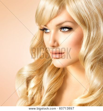 Beauty Blonde Woman Portrait. Beautiful model girl with long curly blond hair. Hairdressing, hairstyle. Healthy Long Wavy Hair. White Hair. Sexy Model. Perfect Skin and Make up. Hair Extensions 