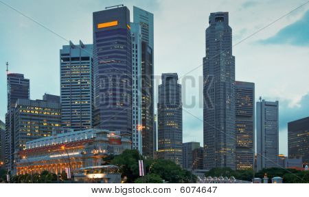 Singapore wolkenkrabbers In avond
