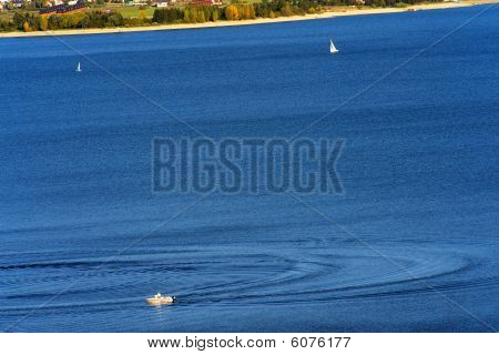 Barca a motore sul lago