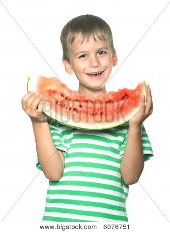 Ragazzo tenendo un cocomero