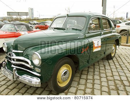 Retro Car Pobeda (victory)