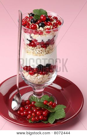 Parfait de grosella roja y negra