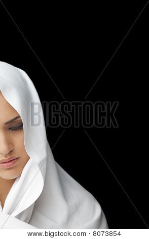 หญิงหน้าครึ่งหนึ่งปกคลุมผิว