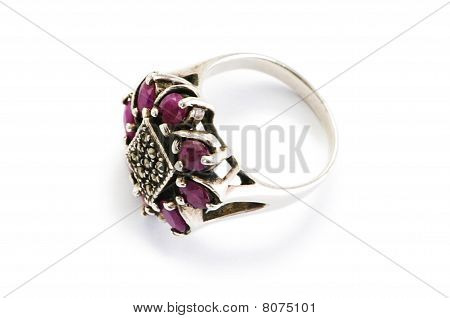 แหวน jewelery แยกต่างหากบนพื้นหลังสีขาว