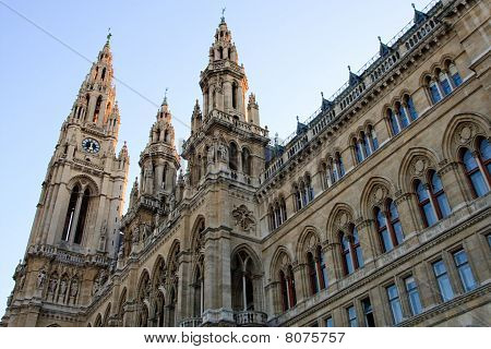 侧面图的维也纳市政厅