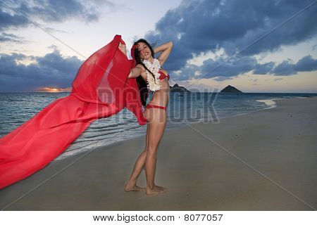 mulher andando na praia