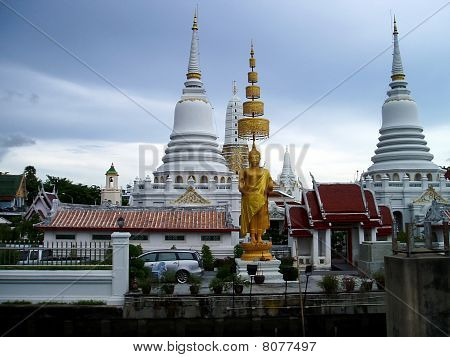 Golden stehen buddha