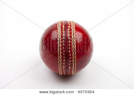 Красный крикет мяч