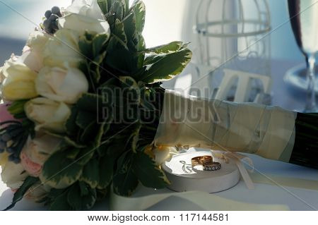 Elegants Fresh Wedding Rose Bouquet And Wedding Rings With Diamonds Closeup