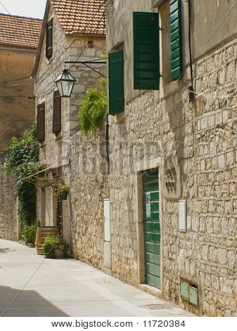 Calle de pueblo mediterráneo