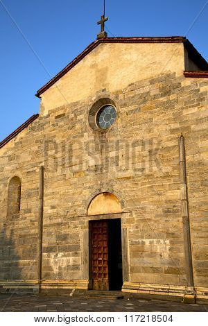 Italy  Lombardy     In  The Brebbia Old   Church  Closed