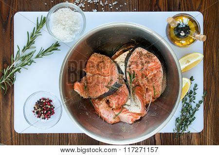 marinating steaks of salmon
