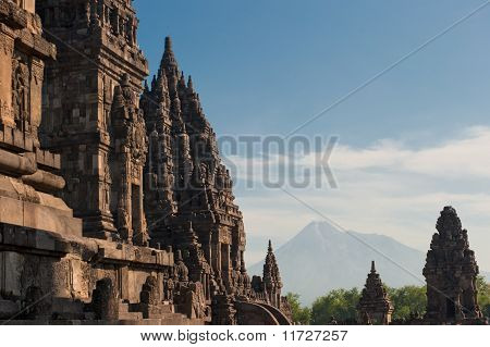 Chrám Prambanan s Merapi sopky, Jáva, Indonésie