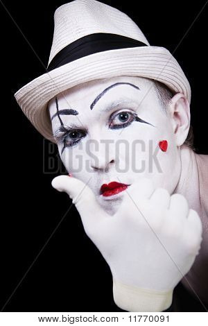 แบบ mime ในลายถุงมือและหมวกสีขาว