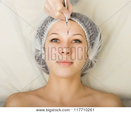 Beautician examining the face of a young female client at spa salon. face cleaning, Una cuchara. Pro