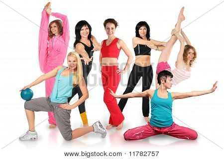 Glimlachend zeven meisjes groep In sportkleding doet gymnastische oefening Collage