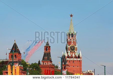 Fly gøre farve kondensstriben af russiske Flag farver og flyve Over rød firkant