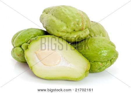 Intere e a fette Chayote fresco, isolato su sfondo bianco.