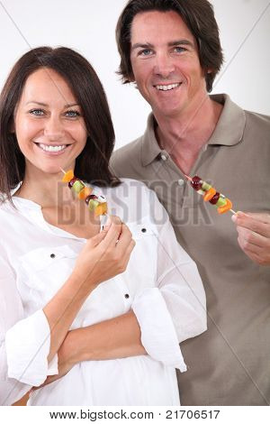 Porträt eines Paares mit Obst-Spießchen