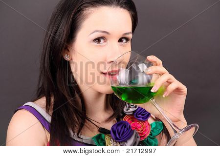 Belle fille dans une élégante partie