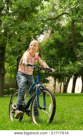ragazza in bicicletta