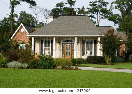 Krásný domov s krajinářský trávník