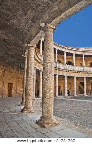 Dentro do Palácio de Charles V no Alhambra