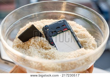 Dropped your phone in water - The fix is rice. Wet smartphone repair in rice