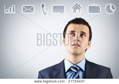 무엇을 먼저 해야할지 생각 하는 생각에 잠겨있는 사람의 초상화
