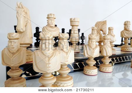 Schachfiguren auf Holz
