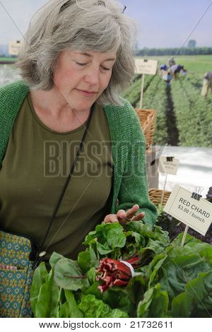 Shopping per bietole In un mercato degli agricoltori
