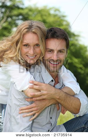 Счастливая пара, сидел на открытом воздухе