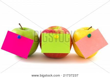 Drie kleurrijke appels met Memo Stickers, horizontaal