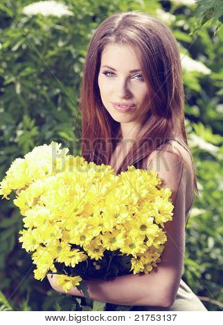 Flores de amarillo de la explotación de mujer. otdoor sesión